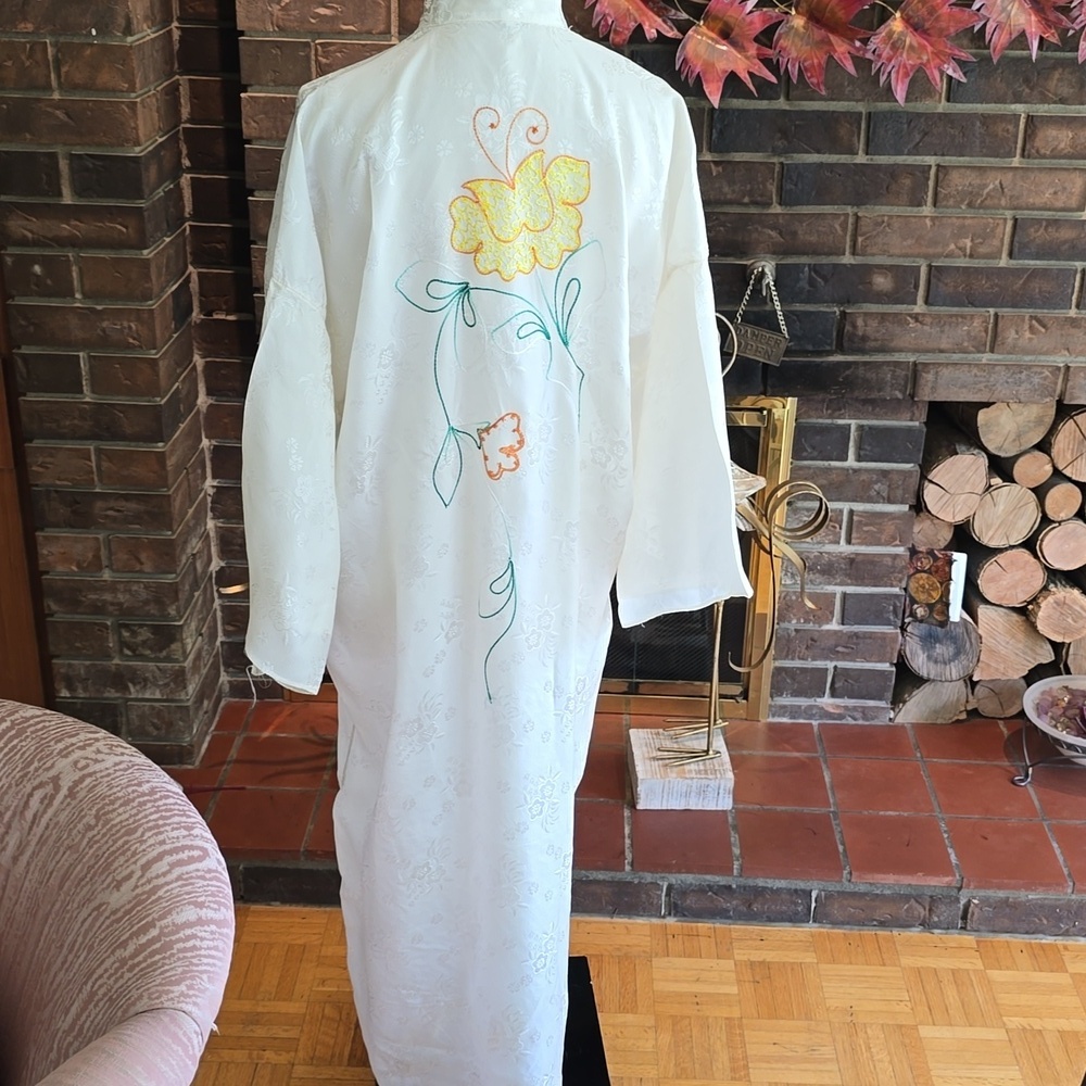 Stunning White Kimono with Lovely Floral Embroidery, Vintage​​ - Picture 6 of 12